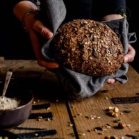 glutenfreies Brot glutenfreies Brot in der Hand
